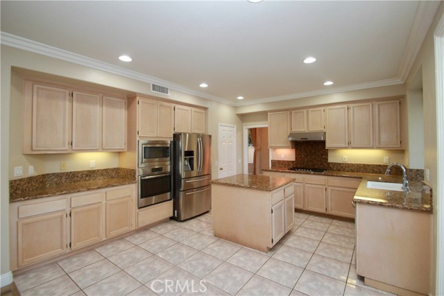 Detail Gallery Image 8 of 31 For 11 Pienza, Irvine,  CA 92606 - 5 Beds | 3 Baths