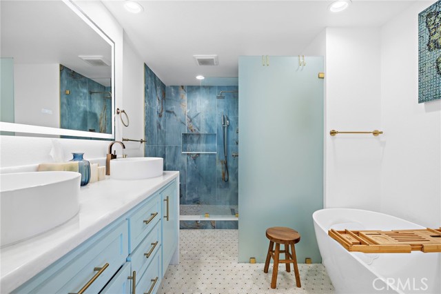 Detail Gallery Image 14 of 29 For 12 Encore Ct, Newport Beach,  CA 92663 - 4 Beds | 2/1 Baths