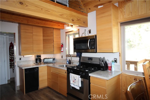 Detail Gallery Image 27 of 44 For 38532 N Shore Dr, Fawnskin,  CA 92333 - 3 Beds | 2/1 Baths