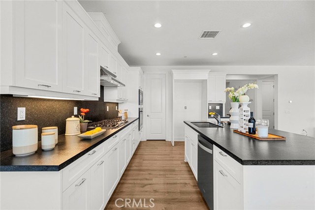 19162 Lauren Lane, Saugus CA: https://media.crmls.org/medias/5228b40c-8097-4ffa-9862-18e9d068cb75.jpg
