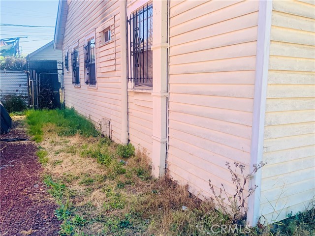 1010 W 77th Street, Los Angeles CA: https://media.crmls.org/medias/522aa08a-dc5c-44e6-b946-6e09ba74406b.jpg