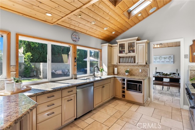 20571 Reef Lane, Huntington Beach CA: https://media.crmls.org/medias/522ec184-ce96-40a0-8654-a1c9e8245a75.jpg