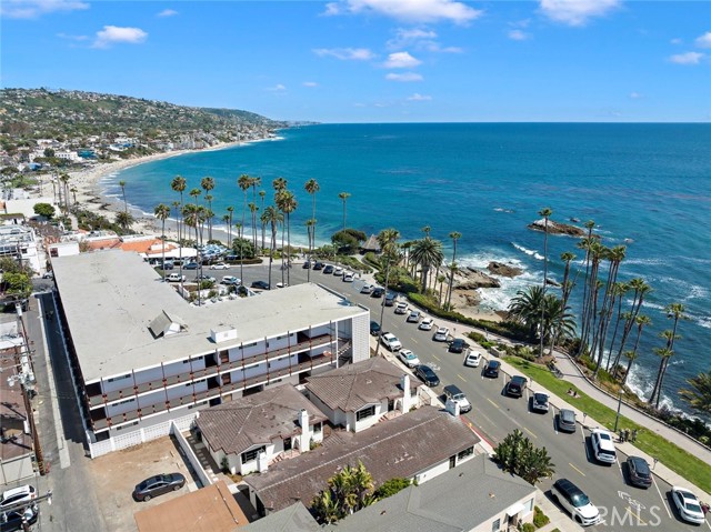 350 Cliff, Laguna Beach CA: https://media.crmls.org/medias/52311d81-f897-405b-8561-0549441417e2.jpg