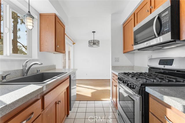 Detail Gallery Image 7 of 17 For 11138 Aqua Vista #43,  Studio City,  CA 91602 - 2 Beds | 2 Baths