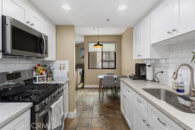 17661 Sergio Circle, Huntington Beach CA: https://media.crmls.org/medias/5232c099-b265-4682-bd86-2798f863488b.jpg