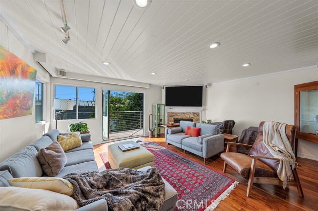 Detail Gallery Image 2 of 27 For 760 Manhattan Beach Blvd #B,  Manhattan Beach,  CA 90266 - 3 Beds | 3 Baths