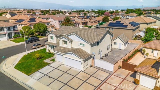 5764 Territory Lane, Eastvale CA: https://media.crmls.org/medias/5233cad7-9690-45cd-8d2c-c02825886e32.jpg