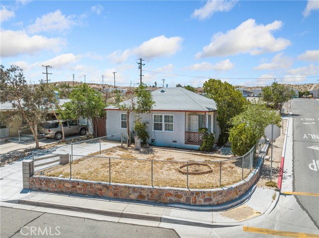 1040 Flora Street, Barstow CA: https://media.crmls.org/medias/523455e5-48bf-4572-9ce1-661b6b431594.jpg