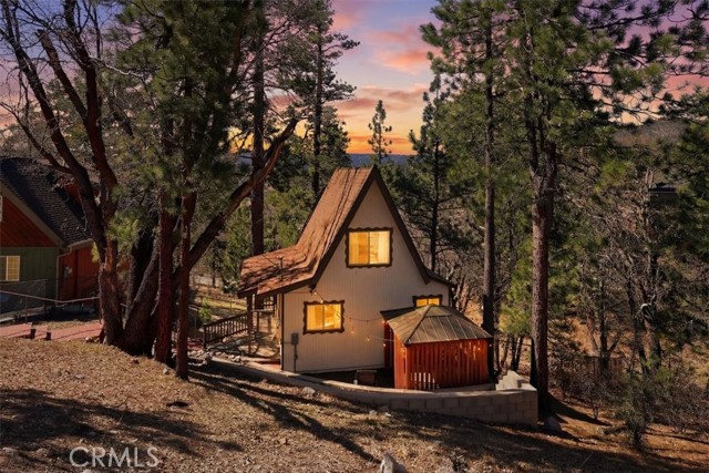 Detail Gallery Image 2 of 40 For 1146 Ridge, Fawnskin,  CA 92333 - 2 Beds | 1 Baths