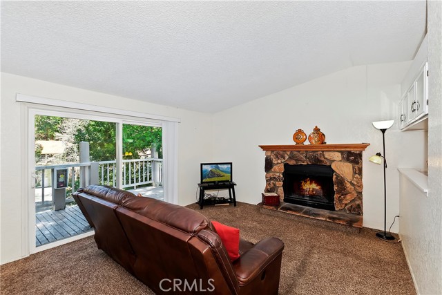 Detail Gallery Image 4 of 34 For 142 Rockledge Ln, Lake Arrowhead,  CA 92352 - 2 Beds | 2 Baths