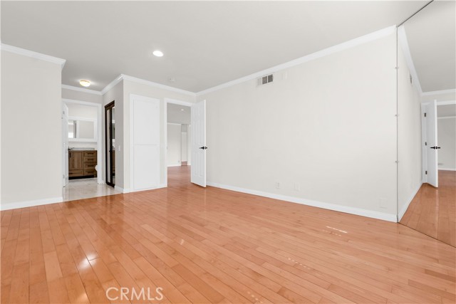 Image 18 of 31 For 532 Rossmore Avenue 411
