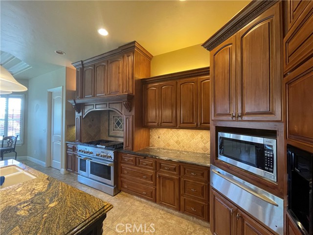 16052 W Middleton Avenue, Kerman CA: https://media.crmls.org/medias/5237c738-caa1-4942-bcf8-3a35988a375f.jpg