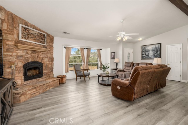 30015 Stetson Drive, Coarsegold CA: https://media.crmls.org/medias/5239e0b8-09ea-42a8-934a-2b6994c13df2.jpg