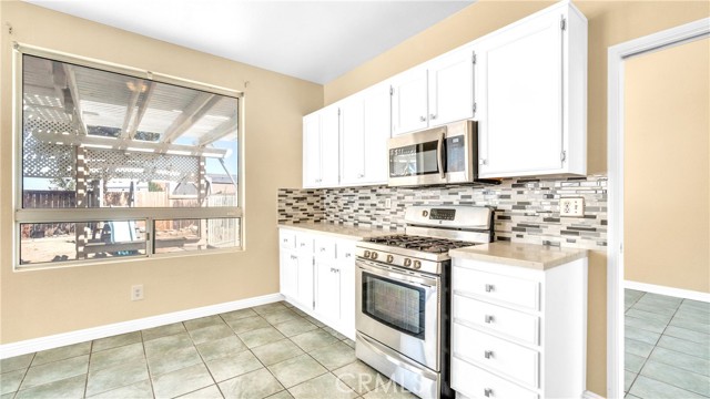 Detail Gallery Image 9 of 53 For 13257 Antioch Cir, Victorville,  CA 92392 - 4 Beds | 2/1 Baths