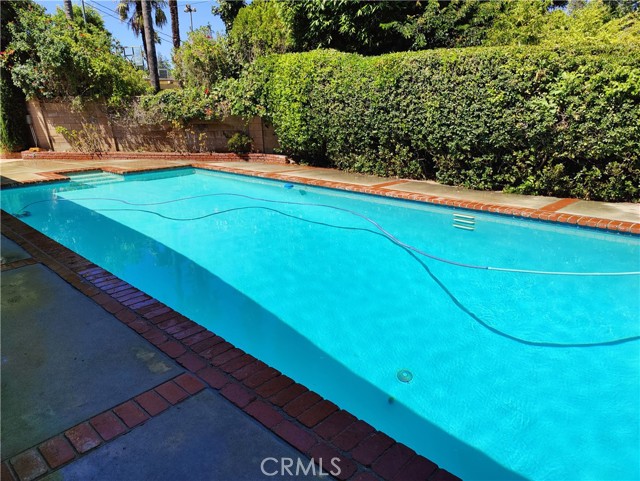 6233 Capistrano Avenue, Woodland Hills CA: https://media.crmls.org/medias/523ac0b1-99dd-4b02-a422-691f7721cdb5.jpg