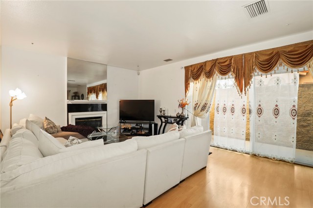 Detail Gallery Image 3 of 31 For 8755 Cedar St, Bellflower,  CA 90706 - 3 Beds | 2/1 Baths