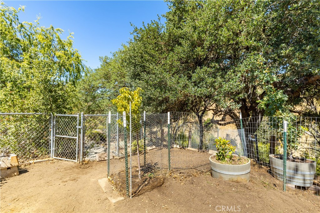 https://media.crmls.org/medias/523d5693-ccb2-488e-8ef6-6891882af80a.jpg?preset=X-Large