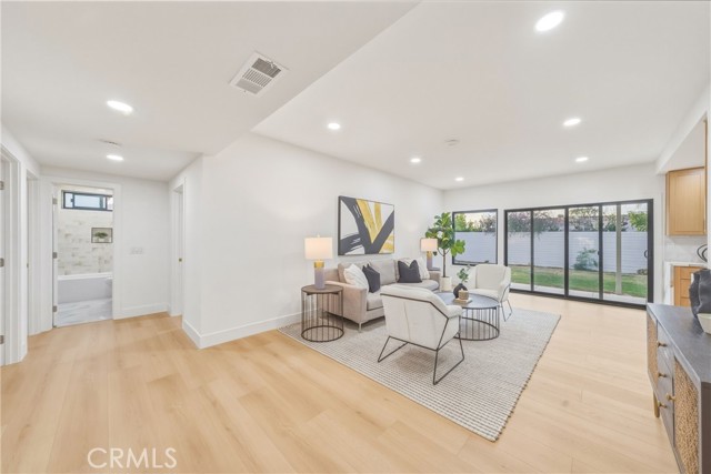 Detail Gallery Image 3 of 59 For 15335 Seine Cir, Irvine,  CA 92604 - 6 Beds | 4 Baths