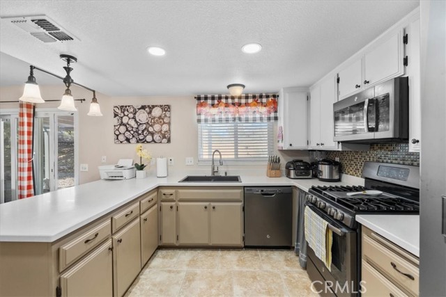Detail Gallery Image 11 of 33 For 14318 Montecito, Victorville,  CA 92395 - 3 Beds | 2 Baths