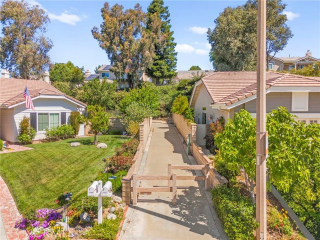 27054 Riversbridge Way, Valencia CA: https://media.crmls.org/medias/52433365-eee9-4b8a-95c1-7c3ee6f70c80.jpg