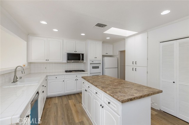 Detail Gallery Image 5 of 34 For 16642 Los Alimos St, Granada Hills,  CA 91344 - 4 Beds | 2/1 Baths
