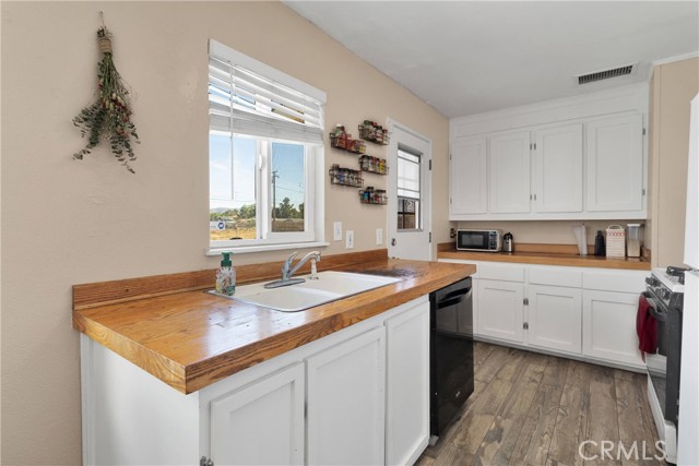 21822 Dotame Ave, Apple Valley CA: https://media.crmls.org/medias/5246600e-8426-4342-9905-1ddb522311fb.jpg