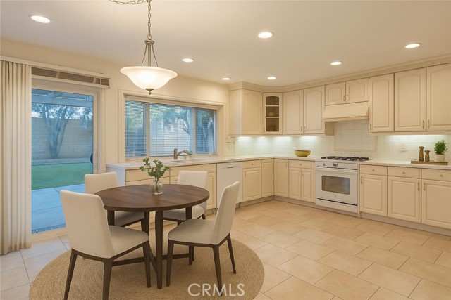 Detail Gallery Image 4 of 11 For 8602 Lorraine Dr, Huntington Beach,  CA 92646 - 4 Beds | 3 Baths