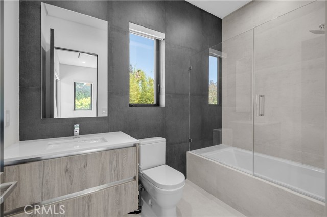 Detail Gallery Image 41 of 59 For 15231 Greenleaf St, Sherman Oaks,  CA 91403 - 6 Beds | 7/1 Baths