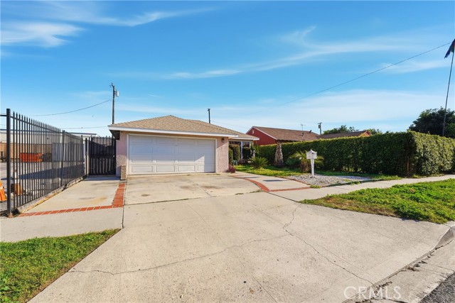 Detail Gallery Image 4 of 33 For 12318 Halo, Lynwood,  CA 90262 - 3 Beds | 2 Baths