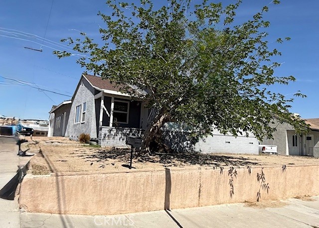 520 Mount Vernon Avenue, Barstow CA: https://media.crmls.org/medias/52509685-6a0a-46f4-8d17-b9e737912d2c.jpg