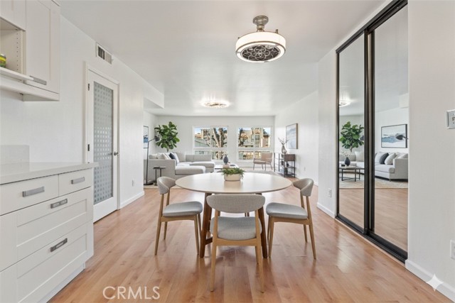 Detail Gallery Image 4 of 25 For 5250 Zelzah 21a,  Encino,  CA 91316 - 2 Beds | 2 Baths