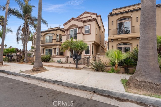 Detail Gallery Image 2 of 54 For 122 9th Street, Huntington Beach,  CA 92648 - 3 Beds | 3/2 Baths