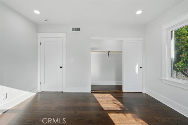 2111 S Bronson Ave, Los Angeles CA: https://media.crmls.org/medias/5256920e-af86-43fe-8526-4c0caee70e4e.jpg