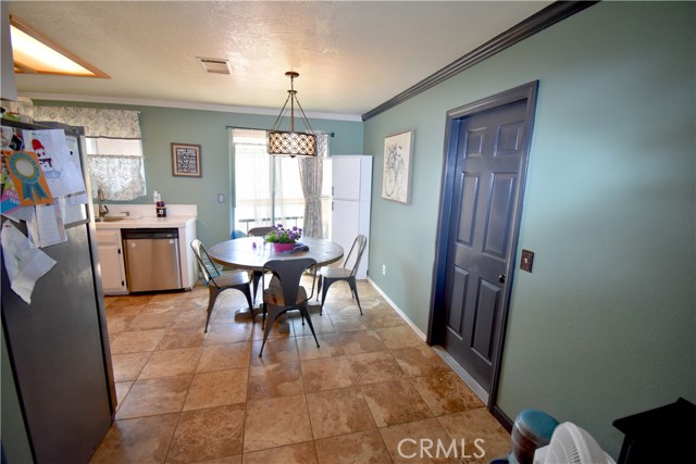 Detail Gallery Image 7 of 16 For 14247 Mission St, Oak Hills,  CA 92344 - 3 Beds | 2 Baths