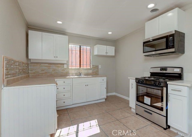 Detail Gallery Image 14 of 18 For 542 W 105th St, Los Angeles,  CA 90044 - 4 Beds | 3 Baths