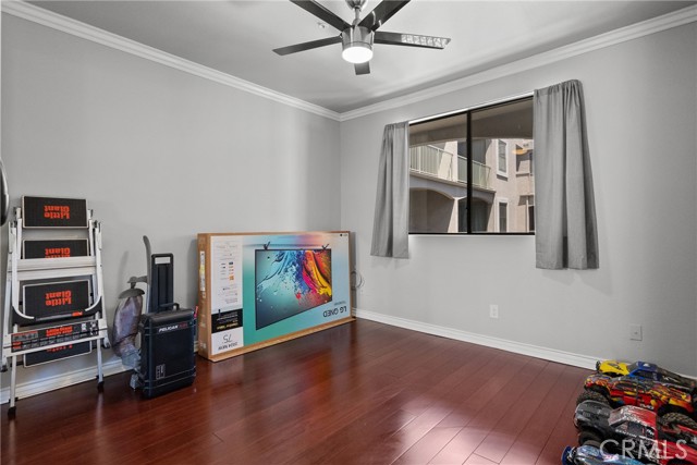 555 Maine Avenue, Long Beach CA: https://media.crmls.org/medias/525a7475-3e06-4f90-affd-0704f0cf2ed8.jpg