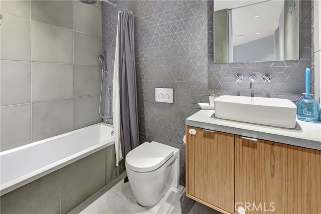 Mini suite bath with shower and tub