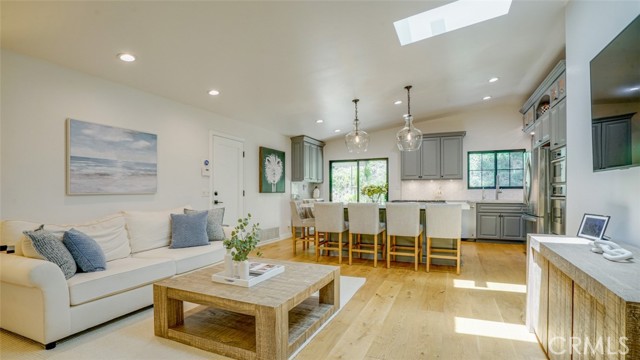 Detail Gallery Image 11 of 57 For 22914 Gershwin Dr, Woodland Hills,  CA 91364 - 5 Beds | 4/1 Baths