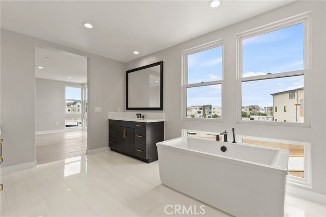 Detail Gallery Image 14 of 26 For 204 Stage, Irvine,  CA 92618 - 6 Beds | 5 Baths