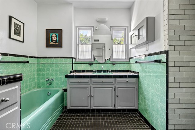Detail Gallery Image 12 of 33 For 1701 Pier Ave, Santa Monica,  CA 90405 - 4 Beds | 2/1 Baths