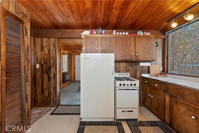 Detail Gallery Image 11 of 25 For 205 Angeles Bld, Big Bear City,  CA 92314 - 1 Beds | 1 Baths