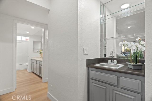 Detail Gallery Image 16 of 45 For 5135 Zelzah Ave #201,  Encino,  CA 91316 - 2 Beds | 2 Baths