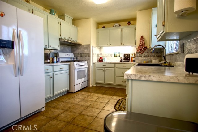 6367 Split Rock Avenue, 29 Palms CA: https://media.crmls.org/medias/5261f71f-fa26-42df-b947-42721928a076.jpg