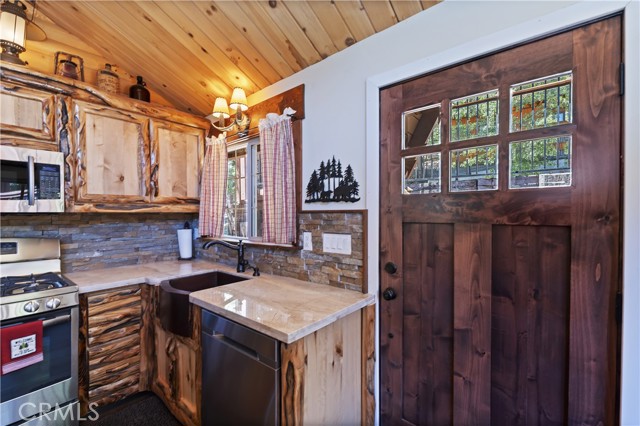 1212 S Minton Avenue, Big Bear City CA: https://media.crmls.org/medias/5263f59f-92a6-48fe-90f5-dafd888dfb74.jpg