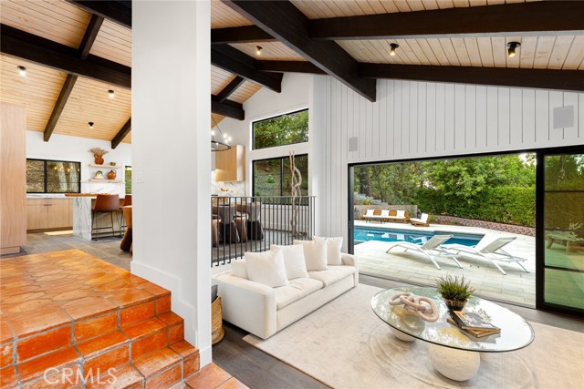 4885 Winnetka Avenue, Woodland Hills CA: https://media.crmls.org/medias/526756a3-d35c-4374-8f3a-f6fa8bee33b8.jpg