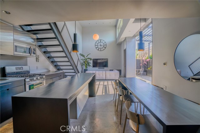 1011 N Orange Grove Avenue, West Hollywood CA: https://media.crmls.org/medias/5267e544-2864-467b-9f4f-316d5327429f.jpg