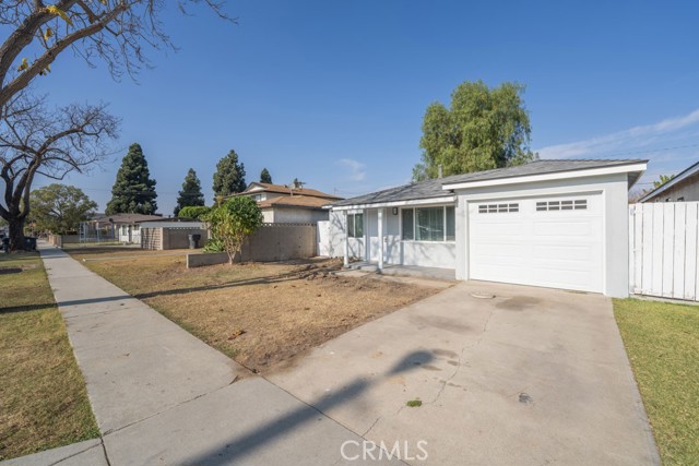 Detail Gallery Image 1 of 20 For 11725 209th St, Lakewood,  CA 90715 - 3 Beds | 1 Baths