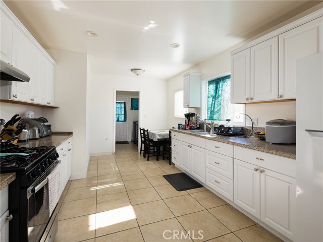 1735 257th Street, Lomita CA: https://media.crmls.org/medias/526cd922-3672-4dab-8147-093b12093659.jpg