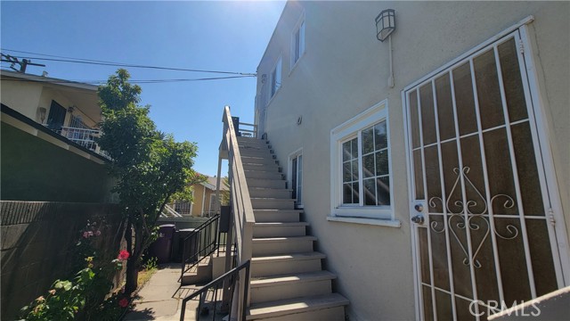 2415 E 7th Street, Long Beach CA: https://media.crmls.org/medias/526df40d-915d-4f59-9c57-2478bfbd89a0.jpg