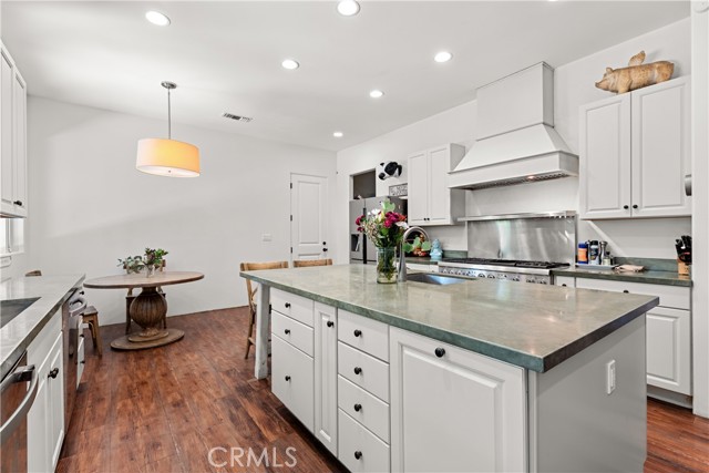 Detail Gallery Image 4 of 21 For 5150 Gloria Ave, Encino,  CA 91436 - 4 Beds | 4/1 Baths